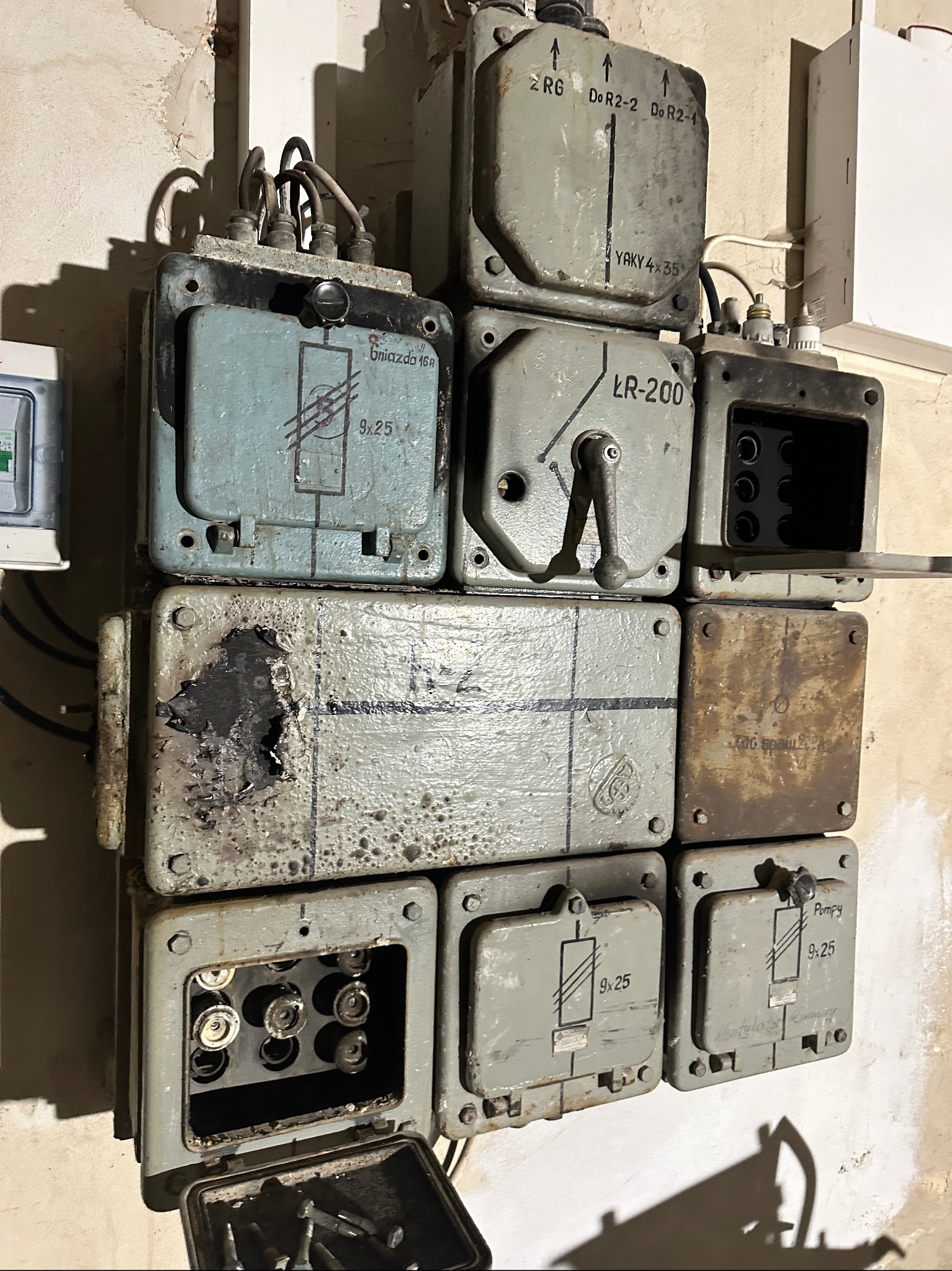 Stara żeliwna rozdzielnica