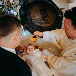 polewanie główki dziecka podczas ceremonii chrztu świętego