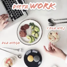 Dieta WORK: Widok z g&oacute;ry na biurko z laptopem i zbilansowanymi posiłkami, w tym kotlety z avocado, owsianka w szklance i kolorowe ciasteczka na czarnym talerzu, z podpisami 'Dla Niego' i 'I dla Niej'.