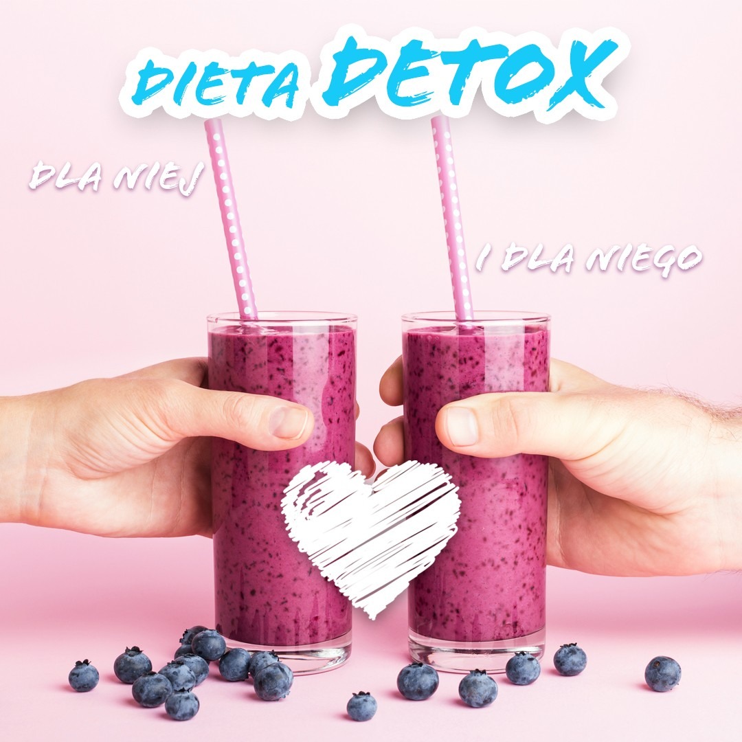 Dwa koktajle jagodowe w szklankach z różowymi słomkami, otoczone świeżymi jagodami na różowym tle. Ręce trzymają szklanki. Napis 'Dieta Detox', 'Dla Niej' i 'Dla Niego' dodane graficznie.