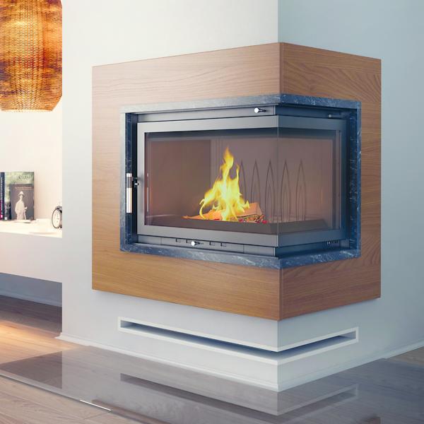 Nowoczesny kominek narożny z obudową z drewna i kamienia, płomienie widoczne za szybą, minimalistyczny design, w tle fragment półki z książkami.