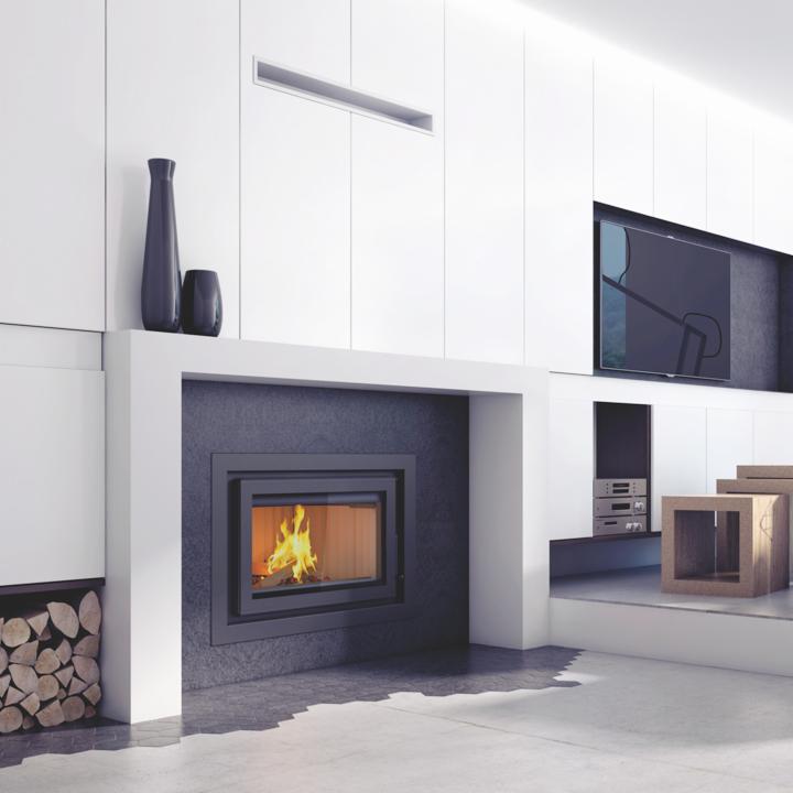 Nowoczesny kominek z paleniskiem w minimalistycznym salonie z białymi szafkami, telewizorem i dekoracyjnymi wazonami.