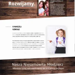 Strona internetowa prywatnej szkoły podstawowej Belward z sekcją 'O Naszej Szkole', prezentująca zdjęcie uśmiechniętej uczennicy wskazującej palcem na tekst z informacjami o szkole.