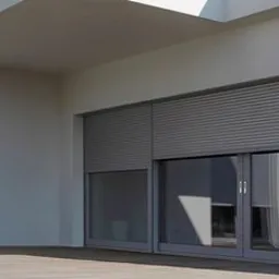 Elegancki taras z szarymi, zewnętrznymi osłonami okiennymi częściowo opuszczonymi, drewniane krzesła w rogu kadru.