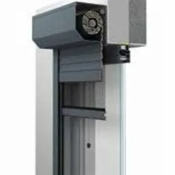 Przekrój poprzeczny okna z zamontowaną szarą zasłoną okienną, widoczne mechanizmy zwijania i prowadnice.