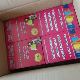 Pudełko z wizytówkami sklepu odzieżowego z Gdańska, zawierającymi godziny otwarcia i informacje o odzieży damskiej, męskiej i dziecięcej oraz dużych rozmiarach.