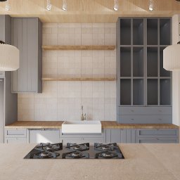 Moduu Magdalena Rosowska - Szara kuchnia z drewnianymi blatami i białymi akcentami. Widoczna płyta grzewcza na pierwszym planie, szafki, półki i oświetlenie punktowe. Nowoczesny design.