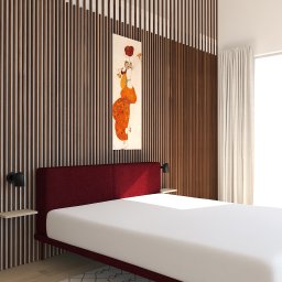 Moduu Magdalena Rosowska - Nowoczesna sypialnia z burgundowym łóżkiem na tle ściany z drewnianych listew i obrazu w stylu secesyjnym. Minimalistyczne lampki nocne i jasne zasłony.