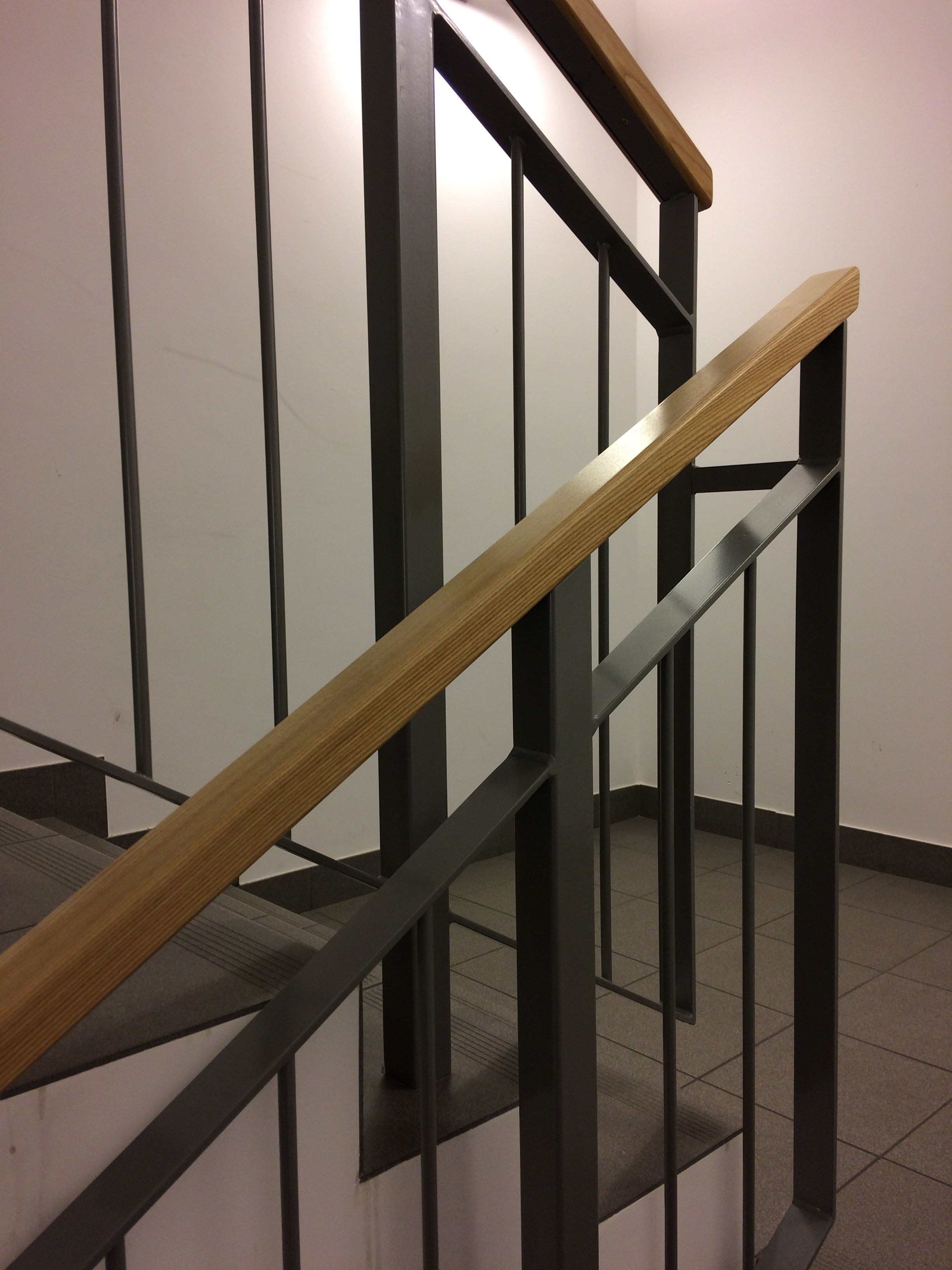 Balustrady ze stali malowanej proszkowo z pochwytem drewnianym