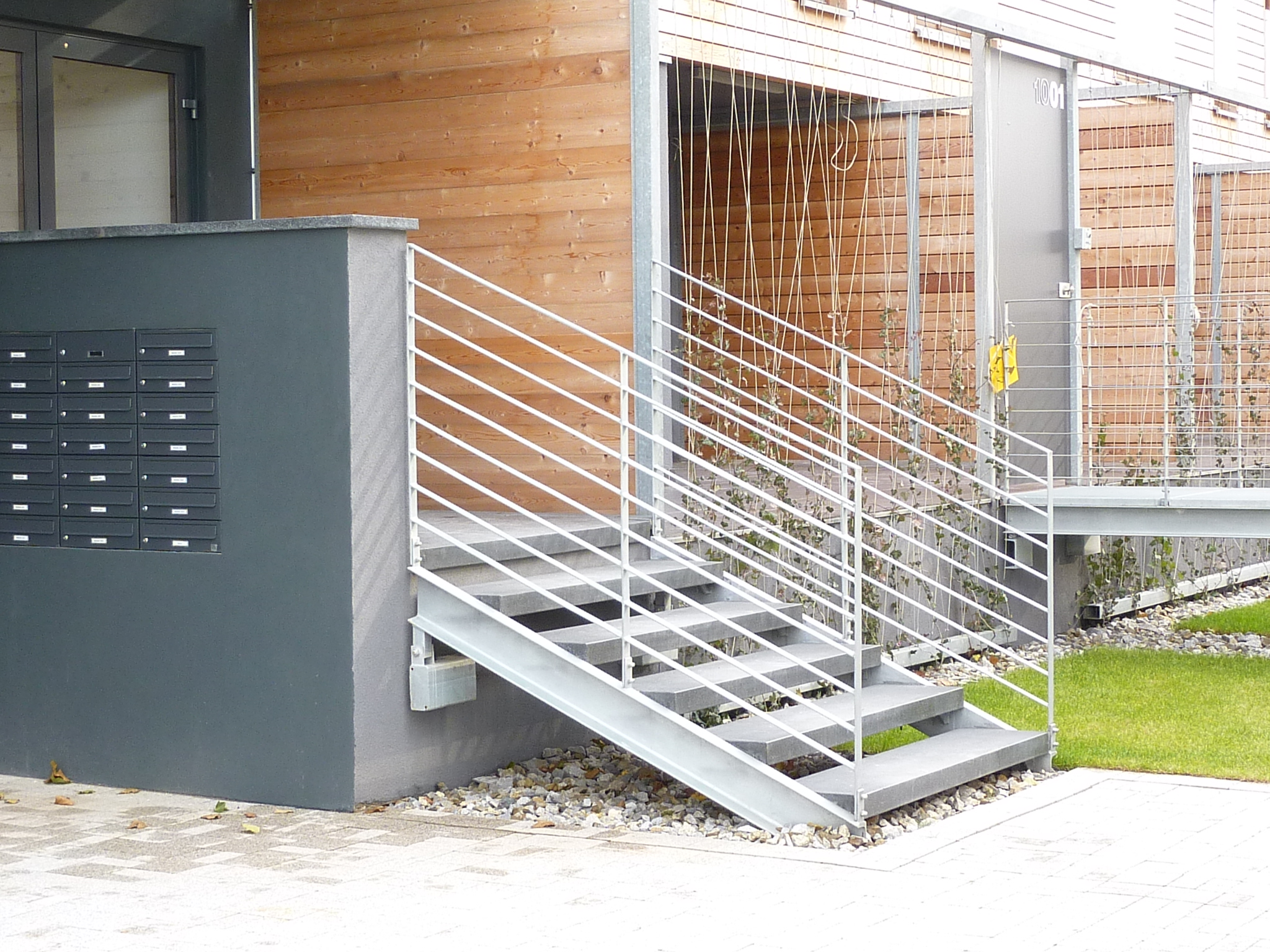 Schody zewnętrzne z balustradami ocynkowane ogniowo