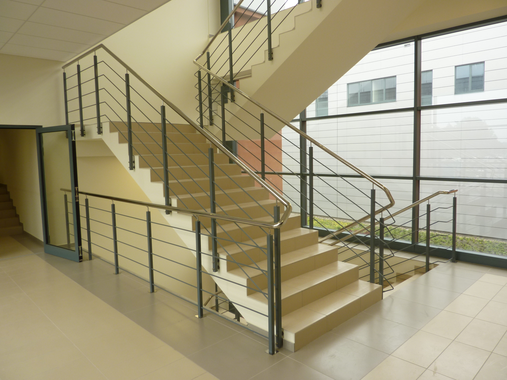 Balustrady ze stali malowanej proszkowo z pochwytem ze stali nierdzewnej