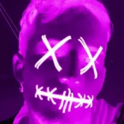 Portret osoby z neonowym makijażem w odcieniach fioletu, przedstawiającym znak 'X' na oczach i szwy na ustach, tworząc efektowny, artystyczny wygląd.