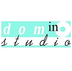Logo Domino Studio Pracownia Architektoniczna na jasnym tle. Nazwa firmy w dwóch wierszach, z użyciem różnych fontów i kolorów. Górny wiersz w kolorze miętowym, dolny czarną kursywą.