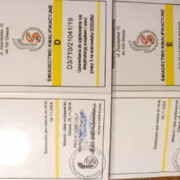 Dwa świadectwa kwalifikacyjne z pieczątkami i podpisami, uprawniające do zajmowania się eksploatacją urządzeń i sieci w grupie 3, wydane przez Stowarzyszenie Naukowo Techniczne Inżynierów...