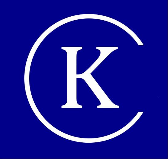 Logo firmy: Biała litera K w niepełnym okręgu na granatowym tle.