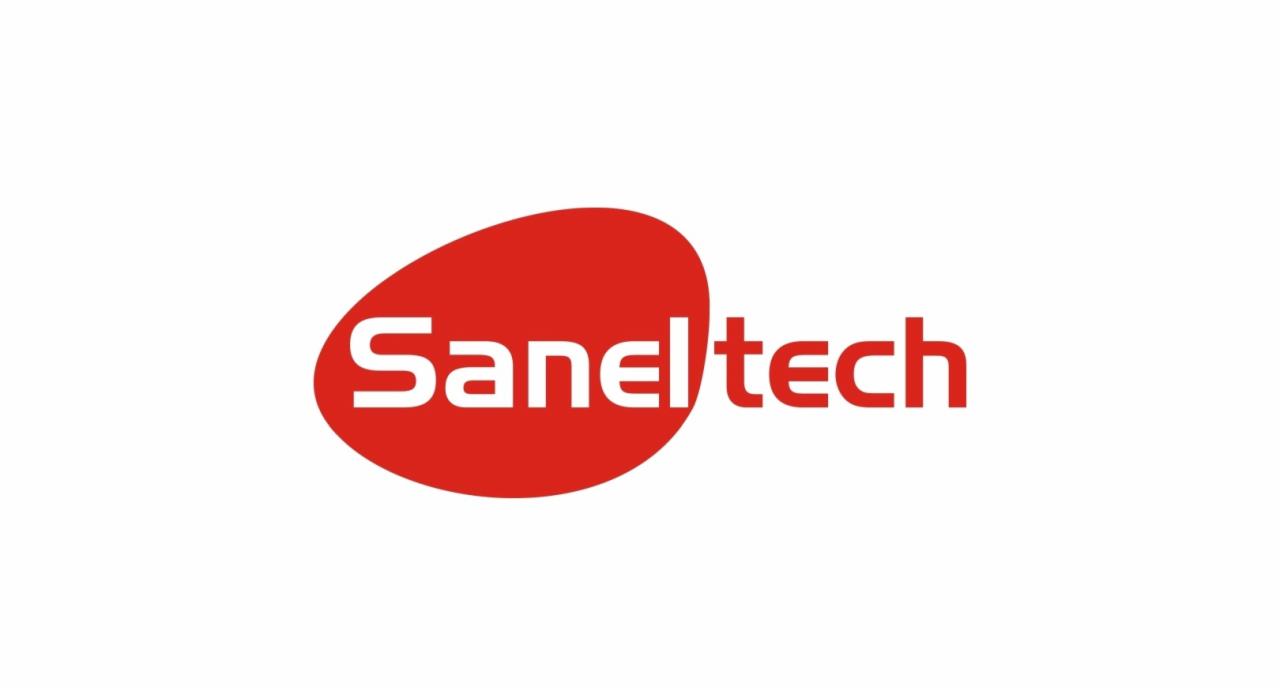 Czerwone logo Saneltech na białym tle, z charakterystycznym, zaokrąglonym kształtem otaczającym nazwę firmy.