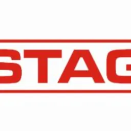 Czerwone logo STAG na białym tle, w prostokątnej ramce z dwoma poziomymi liniami.