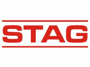 Czerwone logo STAG na białym tle, w prostokątnej ramce z dwoma poziomymi liniami.