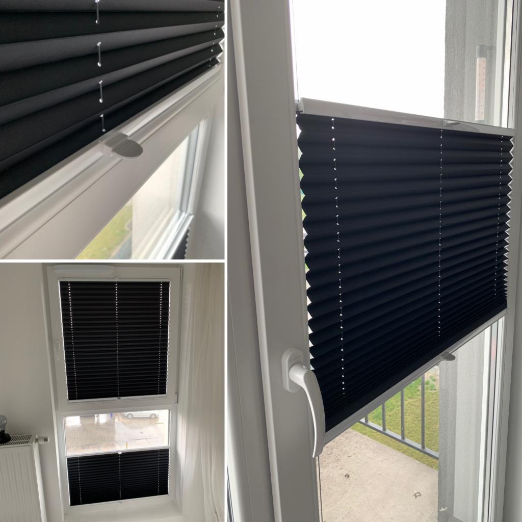 Czarne plisowane osłony okienne zamontowane w białej ramie okiennej, widok z bliska na mechanizm sterujący i ogólny widok okna z osłoną.