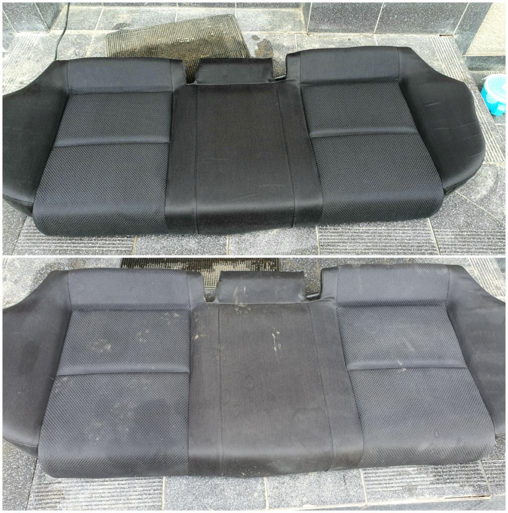 Tapicerka samochodowa tylnego siedzenia: porównanie przed i po czyszczeniu, widoczne różnice w czystości materiału, szara kostka brukowa w tle.