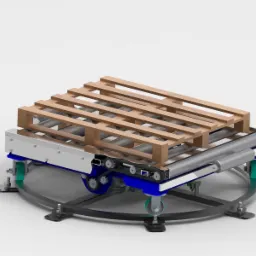 Wizualizacja 3D obrotnicy palet z napędem łańcuchowym, widoczne rolki transportowe i drewniana paleta na wierzchu, na białym tle.
