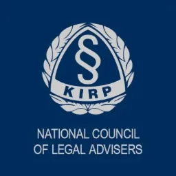 Logo Krajowej Izby Radców Prawnych (KIRP) w Opolu, z symbolem paragrafu otoczonym wieńcem laurowym, na niebieskim tle.