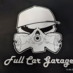 NITKA DAWID KOMARNICKI - Czarna koszulka z białym nadrukiem przedstawiającym czaszkę w czapce i masce gazowej z napisem 'Full Car Garage'.