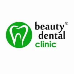 Logo gabinetu stomatologicznego Beauty Dental Clinic z zielonym symbolem zęba w okręgu.