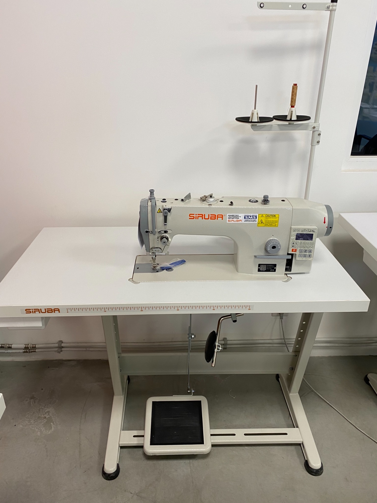 Stębnówka z transportem igłowym