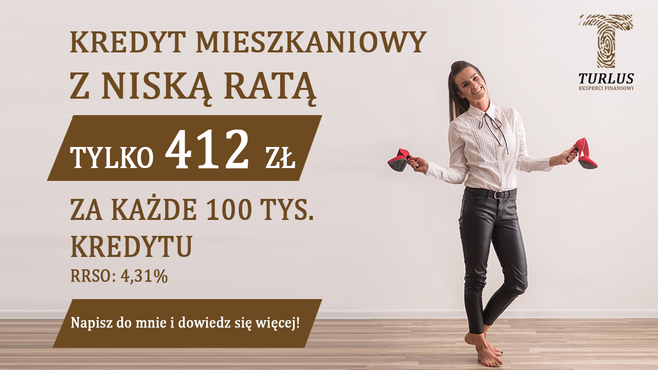 Kobieta w białej koszuli i czarnych spodniach, trzymająca czerwone szpilki, na tle grafiki z informacją o niskiej racie kredytu mieszkaniowego i logo firmy finansowej.