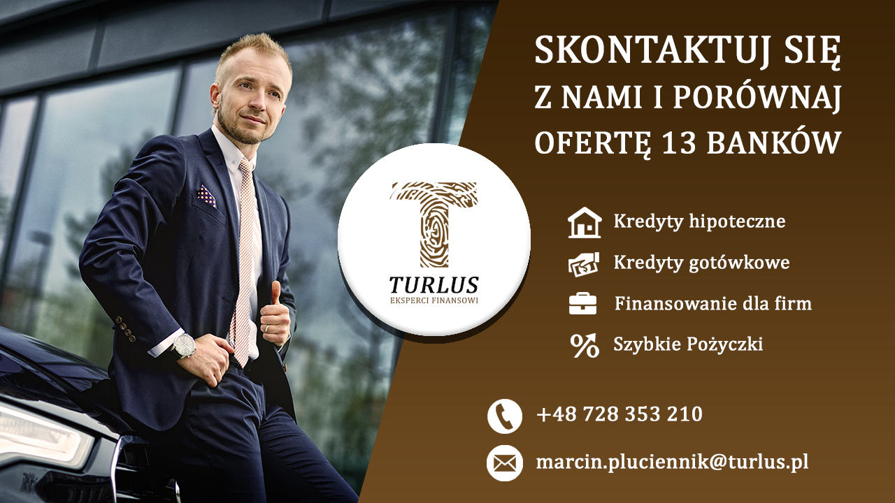 Profesjonalny doradca finansowy w garniturze, opierający się o luksusowy samochód na tle nowoczesnego budynku, obok grafika z ofertą finansową i danymi kontaktowymi firmy Turlus.