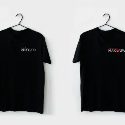 Dwa czarne t-shirty wiszące na wieszakach na białym tle. Na lewym t-shircie biały napis 'skinpro', na prawym czerwono-biały napis 'MAKO WA' z symbolem.