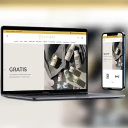 Laptop i smartfon prezentujące stronę internetową sklepu kosmetycznego Vivian z ofertą darmowych produktów do zamówień powyżej 150 zł, subtelne oświetlenie i stonowana kolorystyka.