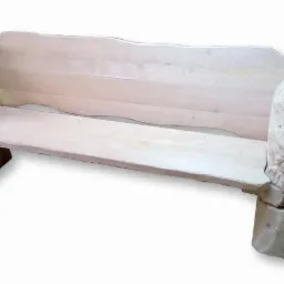 Surowa, drewniana ławka ogrodowa z oparciem i rzeźbami niedźwiedzi po bokach, wykonana z jasnego drewna, ukazana na białym tle.