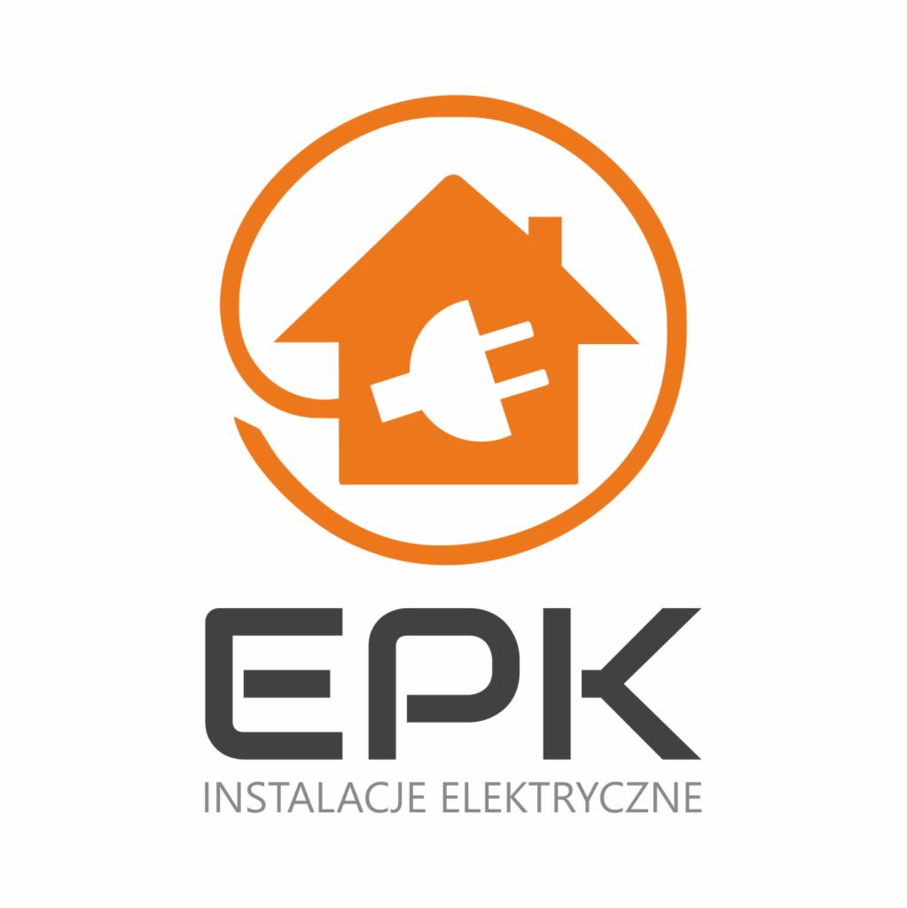 Pomarańczowe logo firmy EPK Instalacje Elektryczne. W okręgu dom z wtyczką. Napis: EPK INSTALACJE ELEKTRYCZNE.