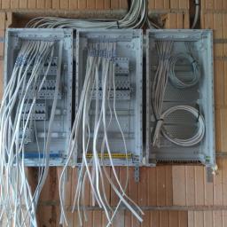 El Tech - Trzy puste skrzynki rozdzielcze zamontowane na ceglanej ścianie z częściowo podłączonymi i oznaczonymi przewodami, w trakcie instalacji.