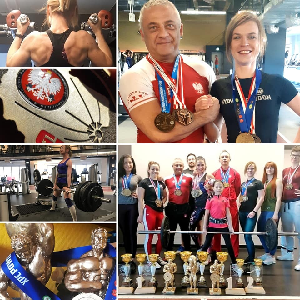 Mozaika zdjęć z zawodów i treningów siłowych: sportowcy z medalami, ćwiczenia z ciężarami, trofea i logo federacji.