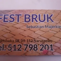 Wizytówka firmy Fest Bruk z imitacją kostki brukowej w tle, prezentująca dane kontaktowe: imię i nazwisko, adres i numer telefonu.