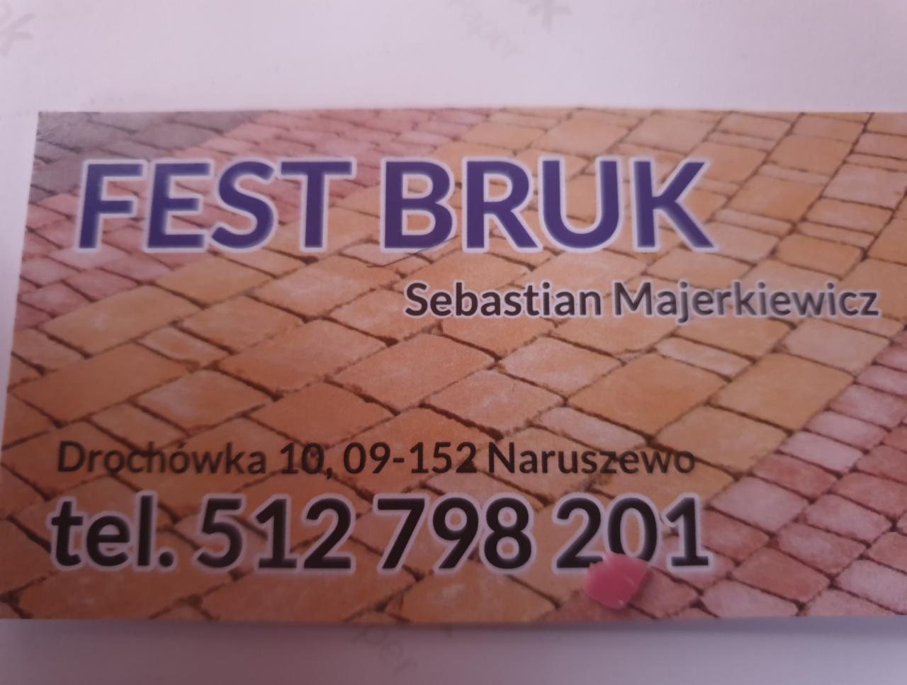 Wizytówka firmy Fest Bruk z imitacją kostki brukowej w tle, prezentująca dane kontaktowe: imię i nazwisko, adres i numer telefonu.