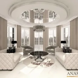 Ekskluzywne wnętrze domu jednorodzinnego w stylu nowoczesnym z elementami klasycznymi i art deco: salon z kremowymi sofami, okrągłym dywanem z motywem kwiatowym, szklanym stolikiem kawowym, dużymi...