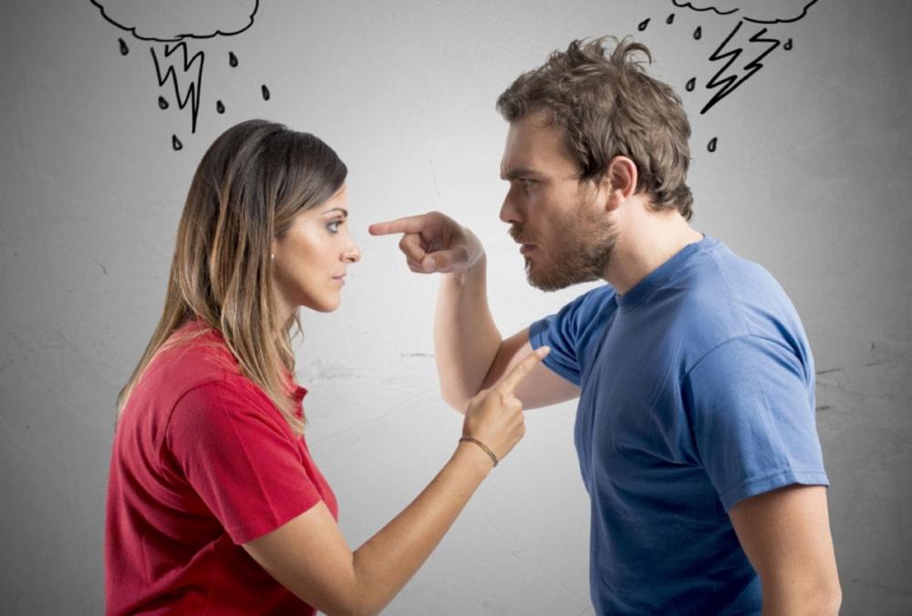 Kłócąca się para wskazuje na siebie palcami, nad głowami rysunki chmur z deszczem i błyskawicami.