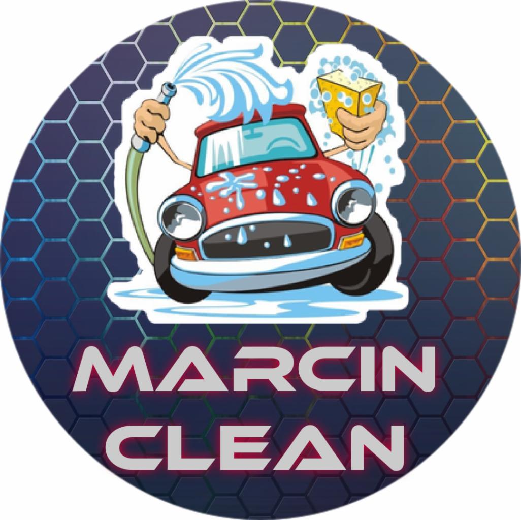 Ilustracja logo firmy Marcin Clean przedstawiająca czerwony samochód z kreskówkowymi rękami, jedna trzymająca wąż z wodą, a druga gąbkę, na tle heksagonalnym.