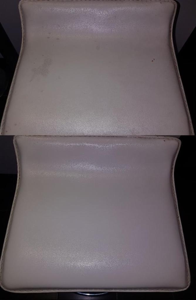 Krzesło tapicerowane w jasnym odcieniu, widok z góry: górna część oparcia przed czyszczeniem z widocznymi plamami, dolna część oparcia po czyszczeniu, bez plam.