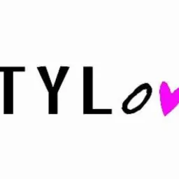 Logo 'STYLove' z różowym sercem zamiast litery 'o'.