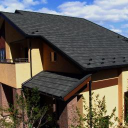 Inny rodzaj dachówki ceramiczno-metalowej Senator doskonale prezentuje się na dachach domów w stylu nowoczesnym, jak i w architekturze drewnianej, historyzującej.