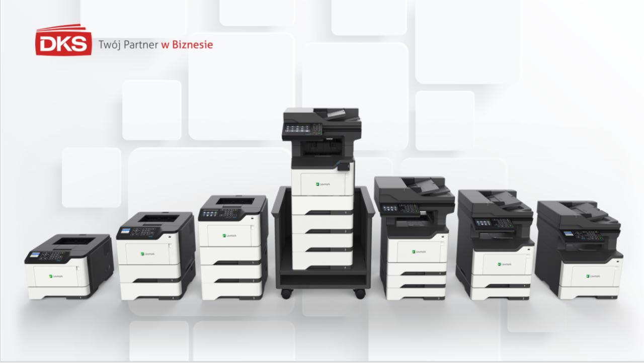 Rząd nowych kserokopiarek Lexmark w różnych rozmiarach, od A4 do A3, ustawionych na białym tle z logo DKS w lewym górnym rogu.