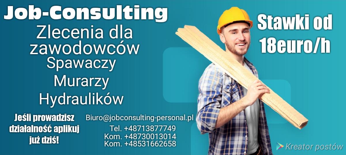 Mężczyzna w kasku budowlanym i koszuli w kratę, uśmiechnięty, trzymający na ramieniu deski, na tle reklamy z ofertami pracy dla spawaczy, murarzy i hydraulików oraz informacją o stawkach godzinowych.