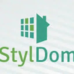 Logo firmy 'StylDom' przedstawiające stylizowany dom z oknami w odcieniach zieleni na jasnym tle z subtelnym wzorem.