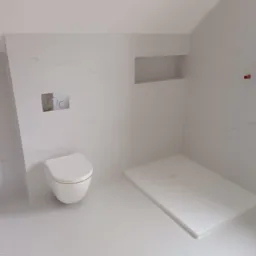 Minimalistyczna, jasna łazienka z białymi płytkami imitującymi marmur, podwieszana toaleta z chromowanym przyciskiem spłukującym, brodzik bez kabiny i wnęka w ścianie.