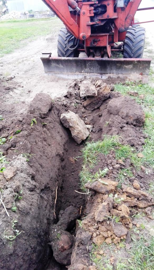 Niwelacja pozostałości po fundamencie starego ogrodzenia